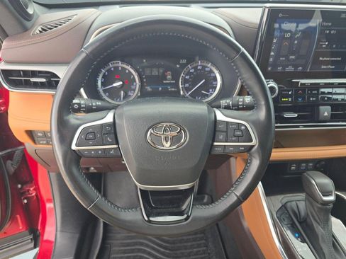 Used 2022 Toyota Highlander Platinum image 4