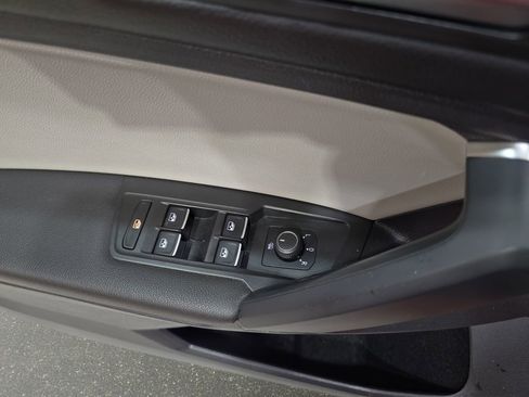 Used 2019 Volkswagen Tiguan SE image 29