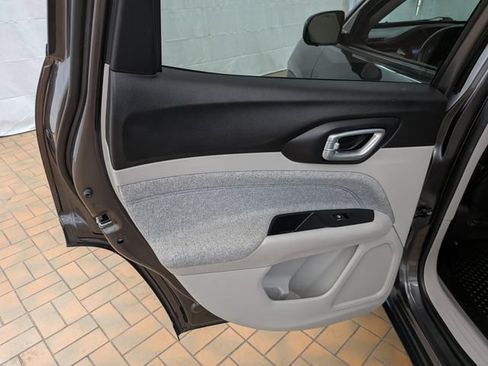 Used 2022 Jeep Compass Latitude w/ Convenience Group FWD image 19
