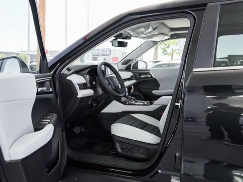 Used 2025 Mitsubishi Outlander SE image 18