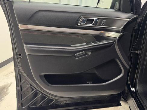 Used 2018 Ford Explorer XLT w/ Equipment Group 202A AWD/4WD image 13