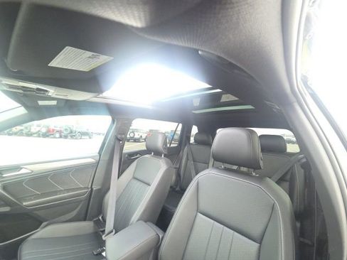 Used 2023 Volkswagen Tiguan SE R-Line image 27