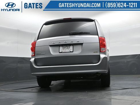 Used 2016 Dodge Grand Caravan SE image 31