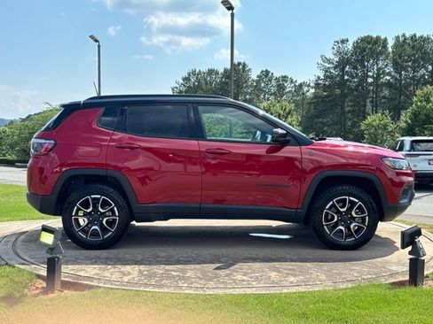 Used 2025 Jeep Compass Trailhawk AWD/4WD image 8