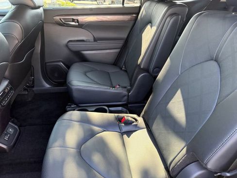 Used 2024 Toyota Highlander Platinum FWD image 29