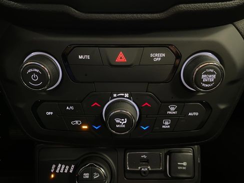 Used 2019 Jeep Renegade Trailhawk AWD/4WD image 23