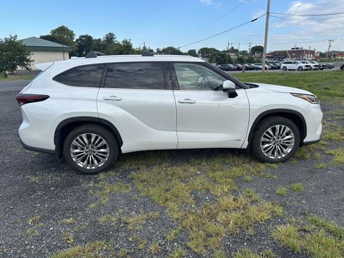 Used 2025 Toyota Highlander Platinum AWD/4WD image 9