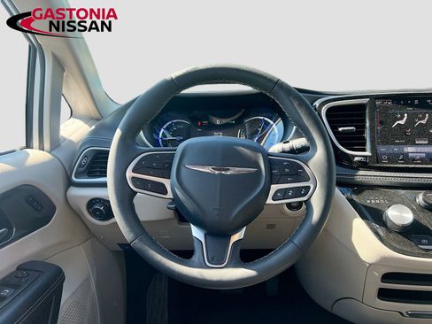 Used 2024 Chrysler Pacifica Limited FWD image 31