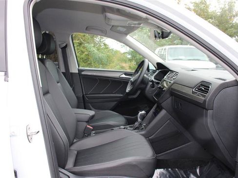 Used 2024 Volkswagen Tiguan SE image 13