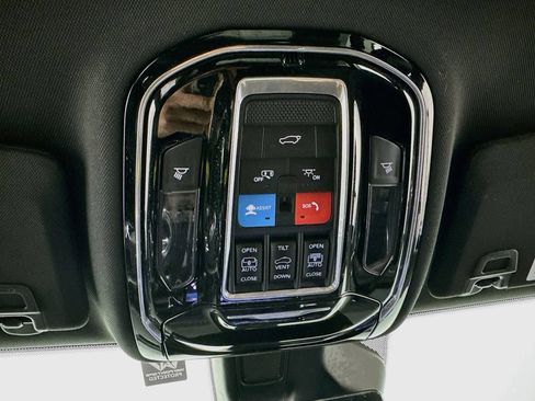 Used 2022 Jeep Grand Cherokee Overland w/ Advanced Protech Group III AWD/4WD image 13