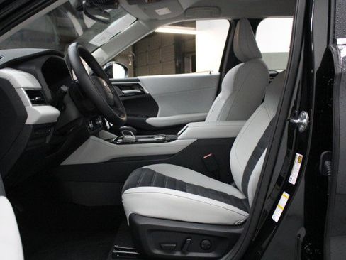 New 2025 Mitsubishi Outlander SE image 6