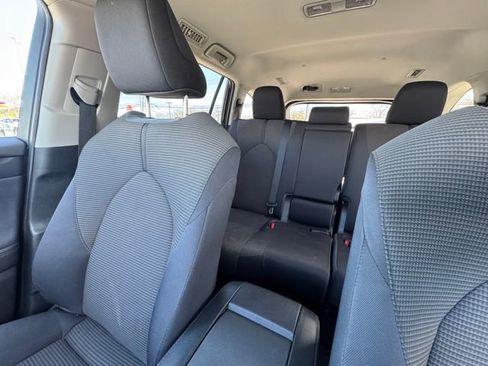 Used 2022 Toyota Highlander LE AWD/4WD image 37