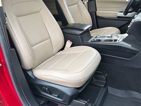 Used 2020 Ford Explorer XLT w/ Equipment Group 202A AWD/4WD image 24