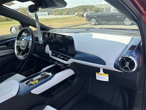 New 2025 Chevrolet Equinox EV LT image 30
