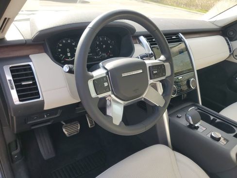 Used 2025 Land Rover Discovery Dynamic SE AWD/4WD image 16