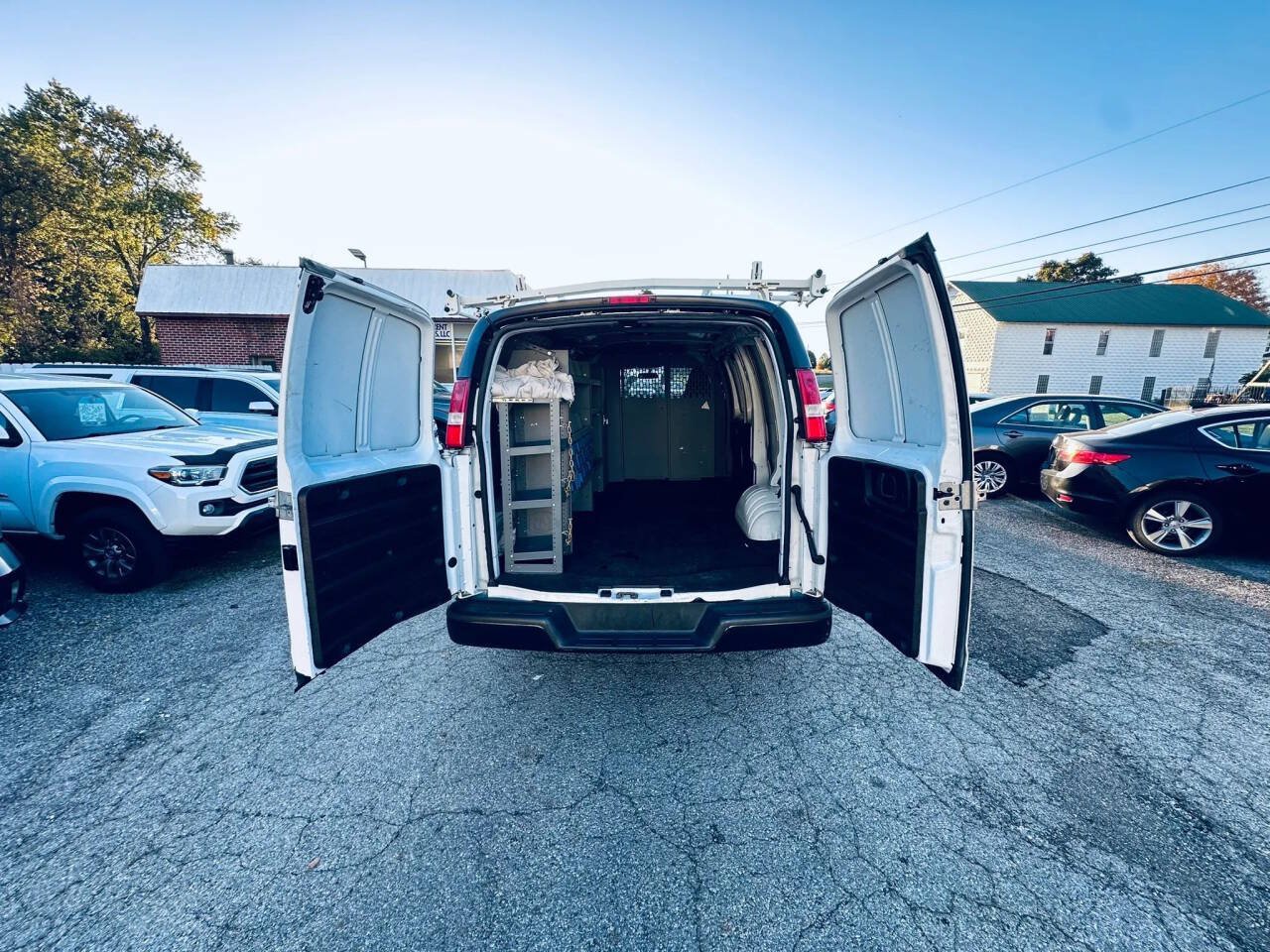Used 2018 Chevrolet Express 2500 w/ Driver Convenience Package RWD image 13