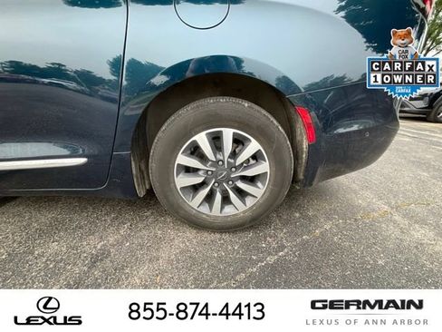 Used 2022 Chrysler Pacifica Limited FWD image 24