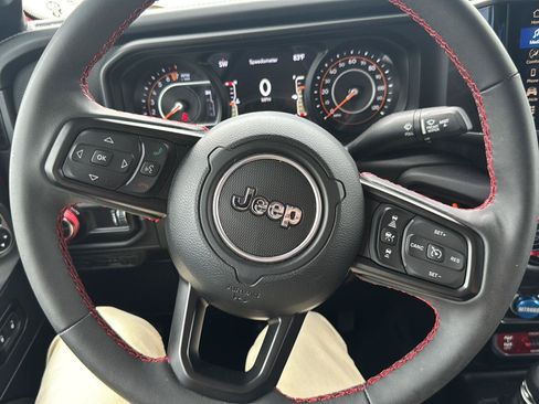 Used 2024 Jeep Gladiator Rubicon w/ Convenience Group AWD/4WD image 20