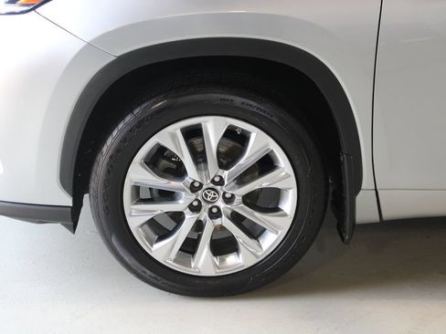 Used 2021 Toyota Highlander Limited AWD/4WD image 4