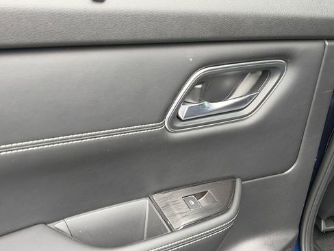 Certified 2025 Nissan Rogue Platinum w/ Platinum Premium Package FWD image 12