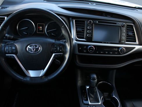 Used 2019 Toyota Highlander XLE image 11