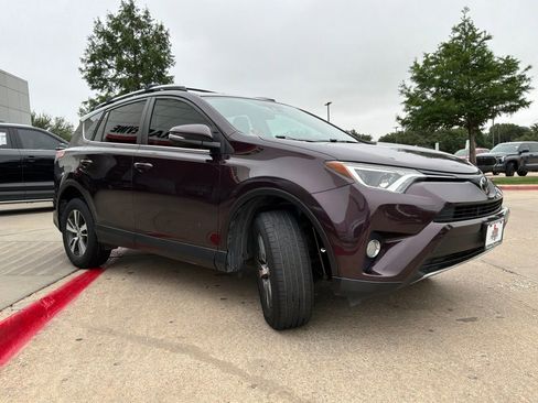 Used 2017 Toyota RAV4 XLE AWD/4WD image 4