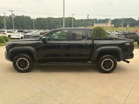 Used 2024 Toyota Tacoma TRD Off-Road AWD/4WD image 4