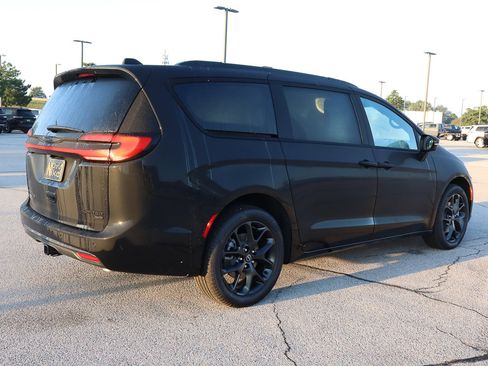 New 2026 Chrysler Pacifica Limited w/ S Appearance Package image 5
