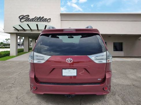 Used 2017 Toyota Sienna SE FWD image 4
