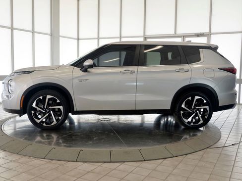 Used 2025 Mitsubishi Outlander SE image 5