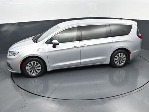 Used 2023 Chrysler Pacifica Touring-L FWD image 28
