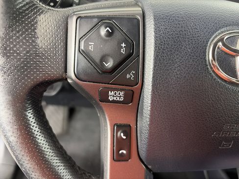 Used 2017 Toyota Tacoma TRD Sport AWD/4WD image 29