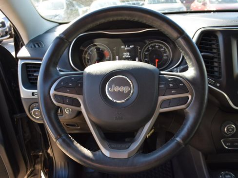 Used 2019 Jeep Cherokee Latitude Plus w/ Comfort/Convenience Group image 12