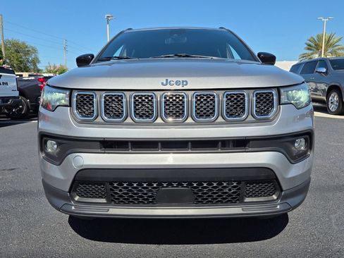 Used 2024 Jeep Compass Latitude AWD/4WD image 2
