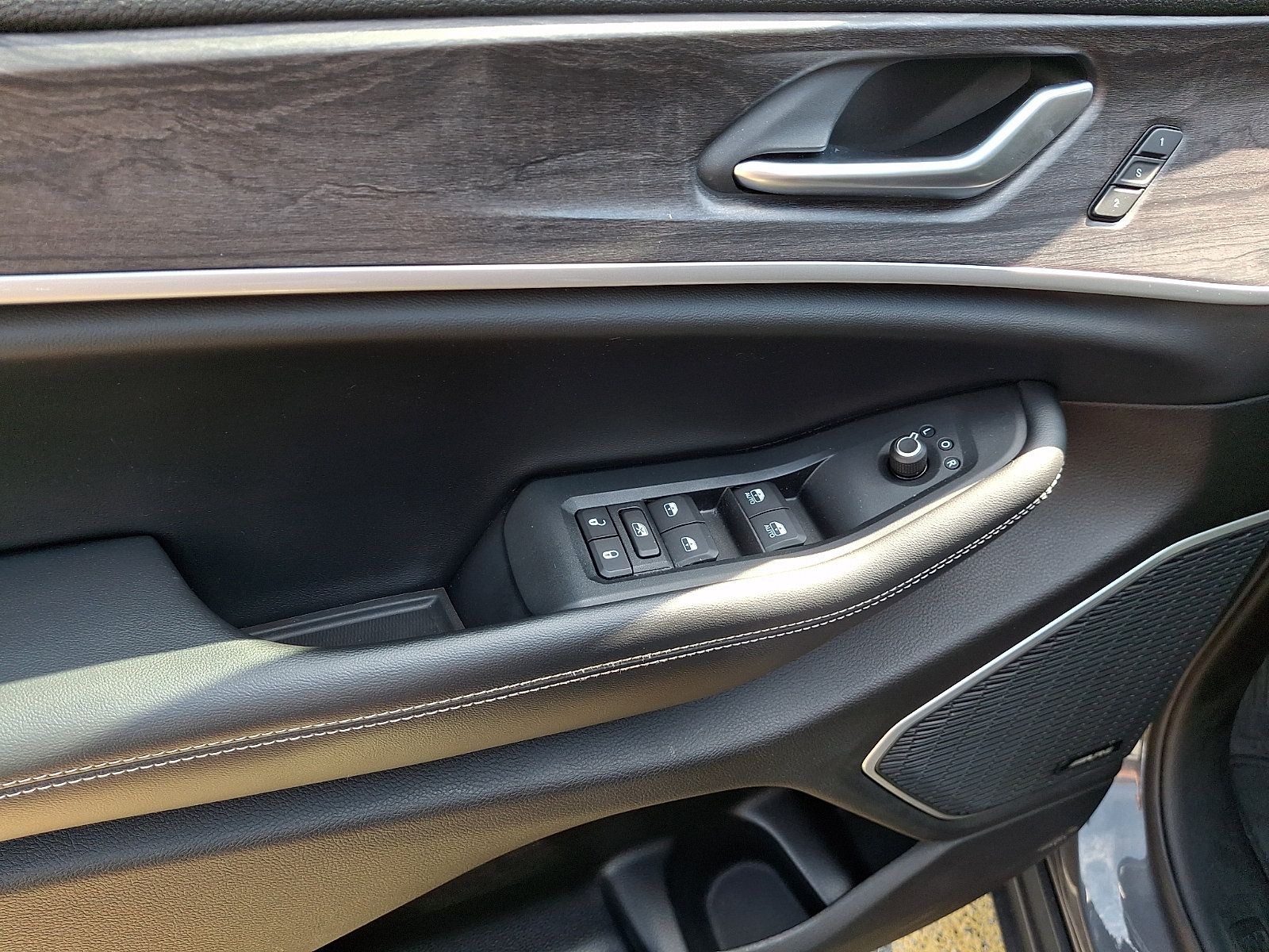Used 2022 Jeep Grand Cherokee Limited AWD/4WD image 13