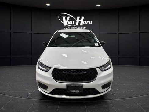 Used 2024 Chrysler Pacifica Select image 11