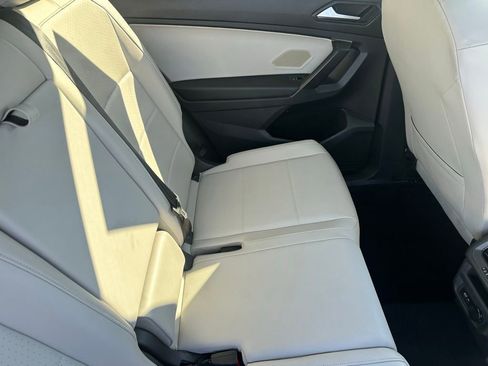 Used 2021 Volkswagen Tiguan SE w/ Panoramic Sunroof Package image 18