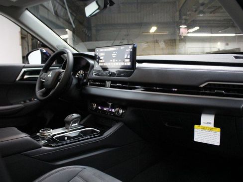 New 2025 Mitsubishi Outlander SE image 19