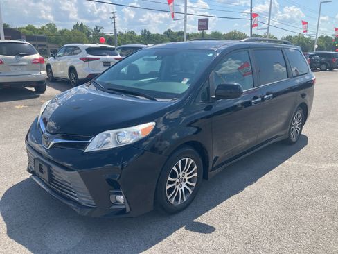 Used 2020 Toyota Sienna XLE FWD image 3