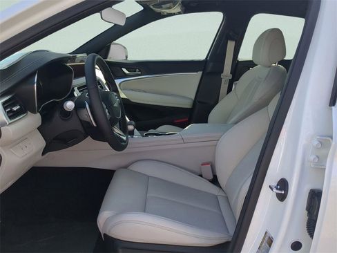 Used 2025 Genesis G70 2.5T image 17