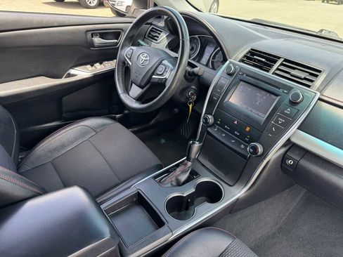 Used 2017 Toyota Camry SE w/ Moonroof Package FWD image 14