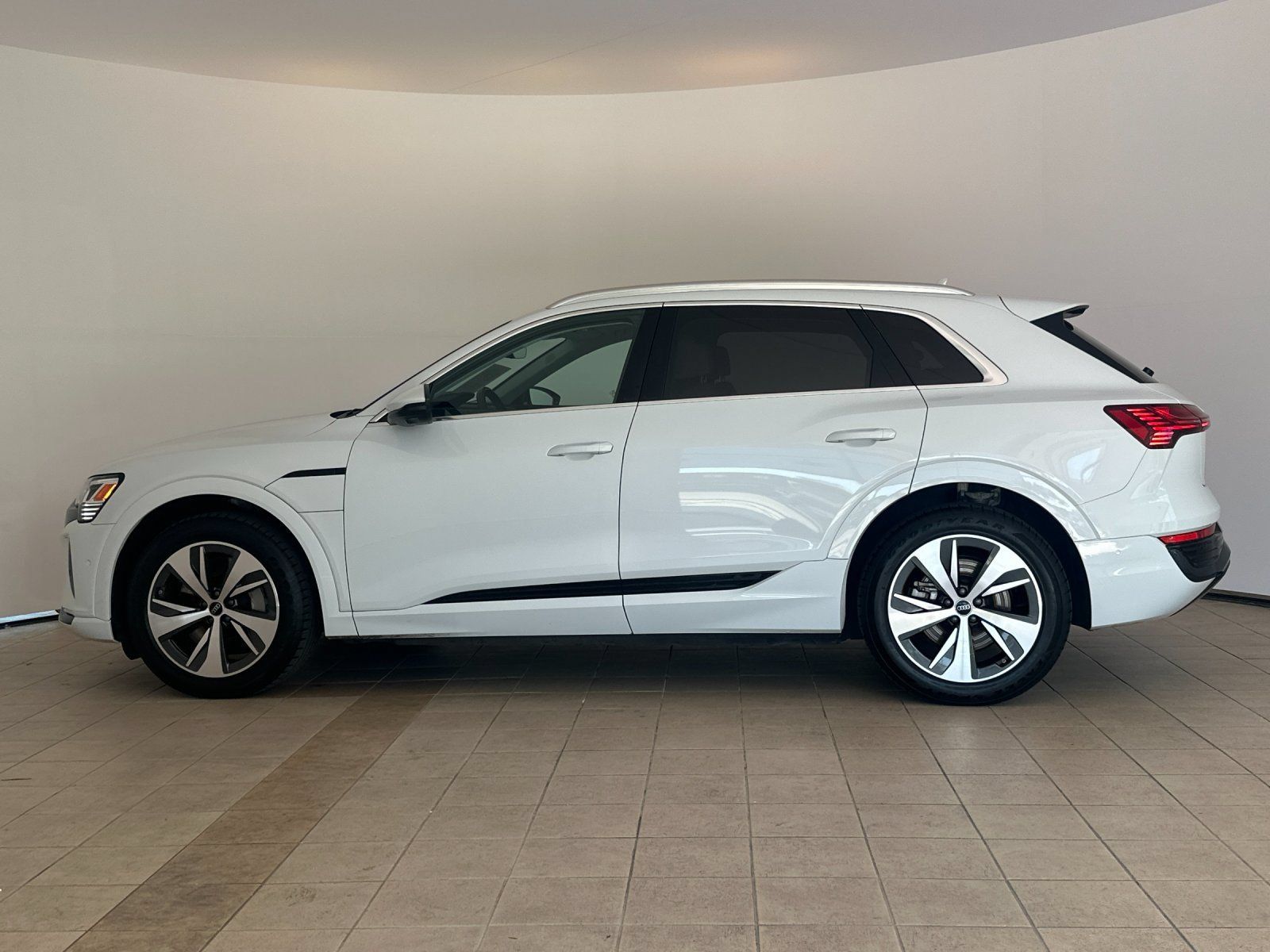 Used 2024 Audi Q8 e-tron Premium Plus w/ Premium Plus Package AWD/4WD image 3