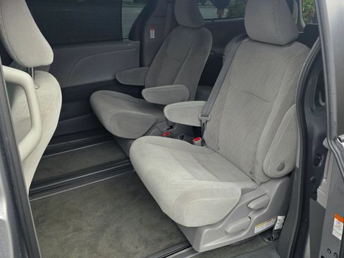 Used 2018 Toyota Sienna LE FWD image 10