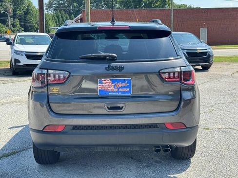 Used 2022 Jeep Compass Latitude w/ Sun and Sound Group FWD image 4