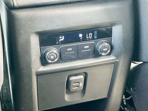 Used 2021 Chevrolet Traverse LT FWD image 24