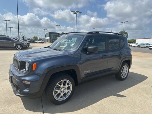 Used 2022 Jeep Renegade Latitude image 3