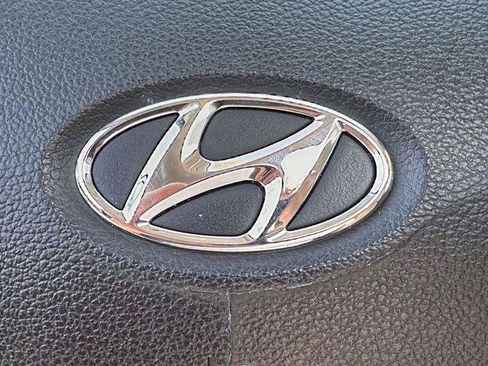 Certified 2025 Hyundai Venue SEL FWD image 24