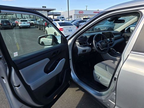 Used 2024 Toyota Highlander LE AWD/4WD image 20