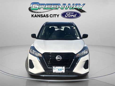 Used 2023 Nissan Kicks SV image 2