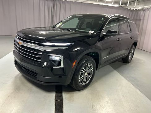 Used 2025 Chevrolet Traverse LT w/ Driver Confidence Package image 3